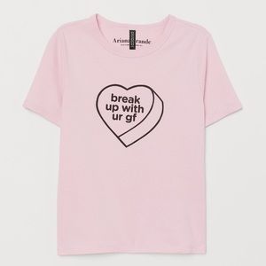 Ariana Grande’s “break up with ur gf” shirt